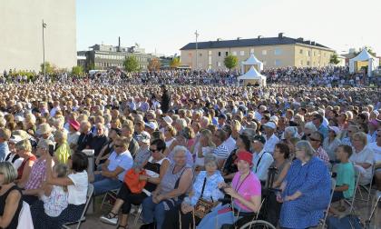 Är ålänningarna världens lyckligaste?, funderar ledarskribenten om World Hapiness Report som baseras på bnp, förväntad livslängd, tillit, frihetskänsla, generositet och korruption. 