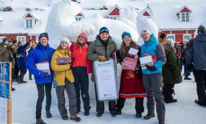 Lag ”Förening Norden” tillsammans med deras skulptur som kom på tredje plats i tävlingen.