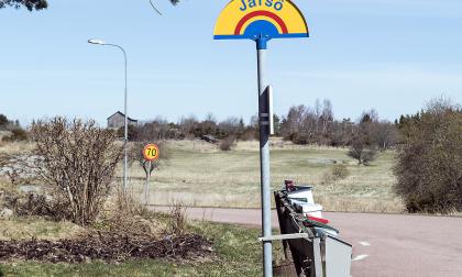 Järsöskylten lyser klart i solskenet. Frågan är vad det blir i framtiden för invånarna på Järsö och Nåtö? Sydöstra Åland eller Mariehamn.