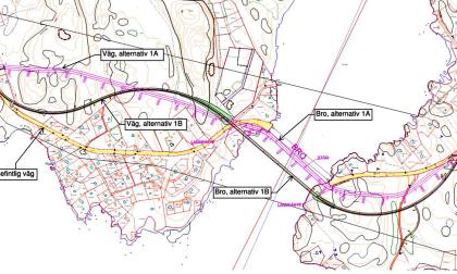 Här ses Prästö till vänster och Töftö till höger. Den gula linjen visar den befintliga vägen. Den rosa linjen markerar ett möjligt alternativ för ett brobygge samt var vägen då dras. Den svarta linjen markerar det alternativ som förordas i studien. <@Fotograf>Illustration ur förstudien