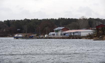 Nordic Trout Ab fick tillstånd av Regionförvaltningsverket i södra Finland för fiskodling i Gustavs vattenområden, och nu vill LR att tillståndet upphävs och görs om. På bilden Nordic Trouts verksamhet i Föglö. <@Fotograf>Daniel Eriksson