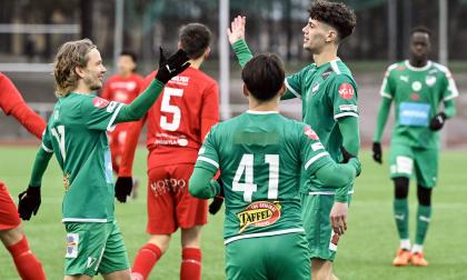 Frågan är om 2024 blir åländska talangen Michael Fonsells år? Av försäsongen att döma verkar han åtminstone aspirera om en plats i startelvan. Här ser vi honom (till höger) fira sitt första A-lagsmål tillsammans med Robin Sid (till vänster).