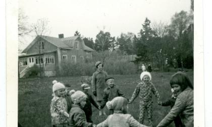 Söndagsskoleutfärd till Jomala församlings lägergård Gregersö 1968. Observera den gamla, nu rivna mangårdsbyggnaden i bakgrunden. <@Fotograf>Siv Ekström