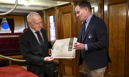 Ingmar Björkfelt, son till sjökaptenen Verner Björkfelt, tar under ceremonin emot diplomet av världsomseglaren Tapio Lehtinen.