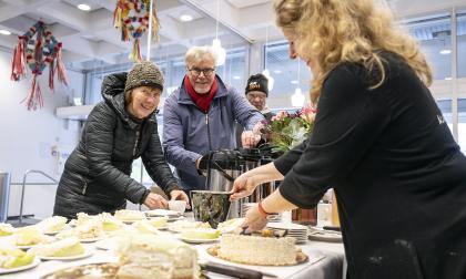 Maria Nummelin (till höger) serverar tårta till Ann Lindqvist-Öst och Yngve Öst. 