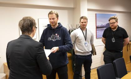 William Skoglund, John Strandvall och Jens Lind är bekymrade över sjöfartsutbildningens framtid på Åland ifall Michael Sars säljs. <@Fotograf>Daniel Eriksson