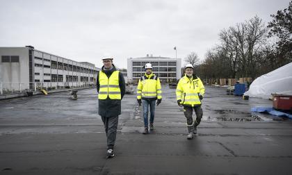 Självstyrelseparken i Mariehamn får nytt liv för tre miljoner euro. Här syns Fastighetsverkets arkitekt Daniel Andersson och enhetschef Martin Karlsson, samt Allbyggs arbetsledare Roland Jansson.