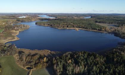 Långsjön i Finström är en av bolaget Ålands vattens vattentäkter. För att trygga vattentillgången behövs fler och landskapsregeringen vill utreda alternativen för att trygga vattentillgången, antingen genom en ny vattentäkt eller avsaltning av havsvatten.Bilden är tagen 2018 när Långsjön och den anknytande Markusbölefjärden hade låga vattennivåer på grund av torka. <@Fotograf>Robert Jansson