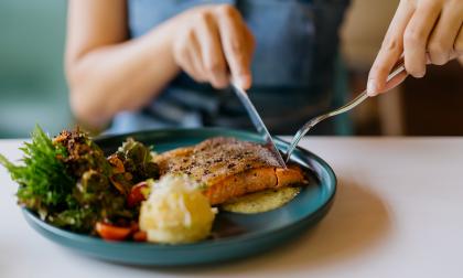 Ett tufft ekonomiskt läge gör att fler väljer matlådan framför en lunch ute på stan, men den som kan borde stötta våra lokala restauratörer som kämpar för att hålla sig flytande
<@Fotograf>Istock