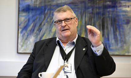 Planerna för hur det nya rederibolaget Axferries ska kapitaliseras har reviderats säger finansminister Mats Perämaa (Lib). Det förs inte över någon skärgårdsfärja.<@Fotograf>Robert Jansson