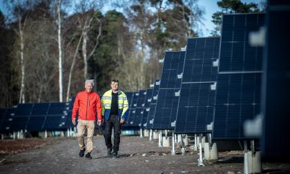 Holmbergs Fastighets Ab_s solpark med 2.000 solpaneler står nu klar. Enligt vd Sven-Erik Holmberg, till vänster, väcker den mycket intresse. Till vänster fastighetschefen och projektledaren Peter Holmberg.