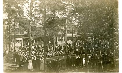 En folksamling lyssnar till ”Delsbostintan” i Badhusparken 1922. Foto ur Gunlög Westerlunds samling.