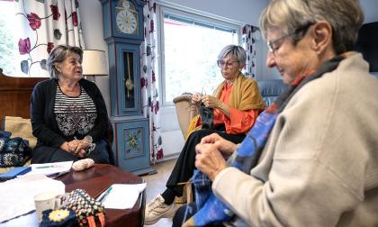 Eva Dahlén, Benita Karlsson-Eklund och Ann-Louise Gripenberg handarbetar just nu inför julmarknader.@Normal_indrag:<@Fotograf>Daniel Eriksson