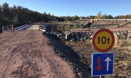 Viktbegränsningen på den tillfälliga bron är i nuläget satt till tio ton – men  ska sänkas till 3,5 ton för att säkra omfartsvägen på norra sidan. <@Fotograf>Rainer Eriksson