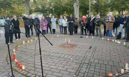 Ett femtiotal kom till Torget i Mariehamn för att tända ljus för offren i Mellanöstern.<@Fotograf>Eva Ringbom-Fonsell.