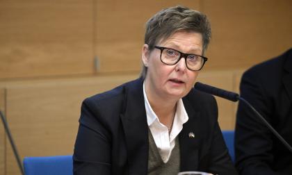 Syftet med förändringen är att omfördela resurserna och säkerställa att gymnasieutbildningen förblir avgiftsfri för alla, säger utbildningsminister Annika Hambrudd (C).<@Fotograf>Robert Jansson