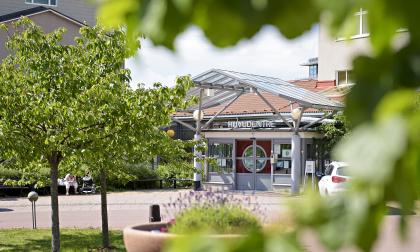 Redan nästa vecka kan man vänta sig en liten minskning i kötiderna till hälsocentralen i Mariehamn. Detta eftersom Godby hälsocentral öppnar då efter fem veckors stängning.@Foto:Jacob Saurén