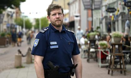 Kommissarie Tommy Thörnroos uppmanar allmänheten att våga reagera om någon ser ut att må dåligt. Robert Jansson