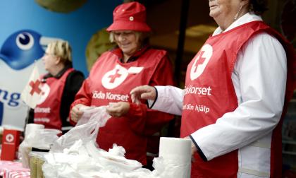 Damerna i Mariehamns rödakors damkommitté fick en bra start på hungerdagsförsäljningen. Från Vänster Anna-Lisa Sandell, Sigbritt Stara och Anja Andersson.@Foto:Staffan Lund.