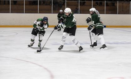 Izla Småroos stod för två av IFK_s mål i 4–8-förlusten. Här ser vi henne i duell med Amanda Ingström, en av två ålänningar i bortalaget.