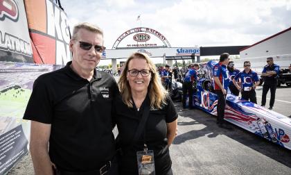 Richard Zetterström och Carola Zetterström följer sin dotter på plats i Indianapolis.