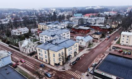 Frågan om ett demenscenter i Mariehamn ska tas upp av äldreomsorgsnämnden på tisdag. Förvaltningens förslag är att bygga i anslutning till Trobergshemmet och att även inkludera St. Göranshemmet samt hyrda lokaler i Hälsans hus i helheten.