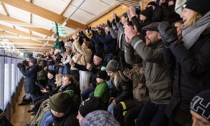 Lapp på luckan då 900 åskådare såg den avgörande kvalmatchen.