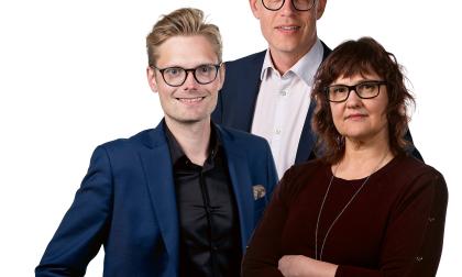 Entreprenören Carl Lönndahl, till vänster, bidrar med utifrånperspektiv i Ålandstidningens nya podd ”Kommentaren” som också programleds av publisher Daniel Dahlén och politisk redaktör Nina Smeds.