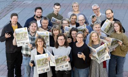 Ålandstidningen når de flesta ålänningar dagligen. Här är en del av gänget som arbetar på tidningen.<@Fotograf>Daniel Eriksson