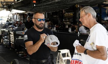 Stallkamraten Tony Schumacher signerar åt sina fans.