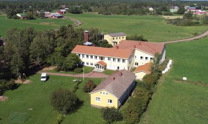 Sottunga skola har gott om utrymme. Här finns både idrottshall, slöjdsal, tre klassrum, flera arbetsrum och en fin gård.