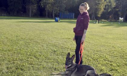 Tamira Facius med hunden Loca berättade om brukslydnad.<@Fotograf>Nina Eriksson