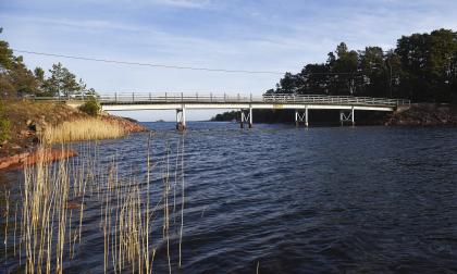 Dånöbron byggdes av landskapet 1972. Frågan är vem som ska betala när bron måste renoveras eller kanske rivas och ersättas med en ny.@Foto:Jacobn Saurén