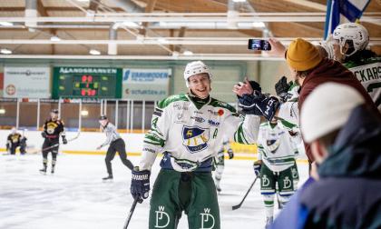 Jesse Kaupinsalo (bilden) och hans lagkamrater inleder kvalserien borta på Gotland.