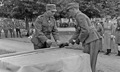 Stadshusparken 13 augusti 1944: landshövding Ruben Österberg slår in den sista nubben i skyddskårsdistriktets nytillverkade fana. <@Fotograf>Elis Fogde