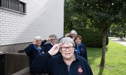 Längst fram Barbro Söderdahl som uppvaktades med blommor eftersom hon fyllt jämna år. I bakgrunden Bojan Hansen, Marita Eriksson, Margareta Mattsson och Päivi Häggblom.@Normal_indrag:<@Fotograf>Hülya Tokur-Ehres