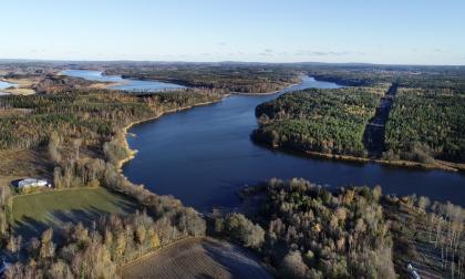 Vattentäkterna Långsjön och Markusbölefjärden, till vänster i bild, har sedan 2021 haft högre regleringsnivå sedan 2021. Nu vill Ålands Vatten införa det permanent.<@Fotograf>Robert Jansson