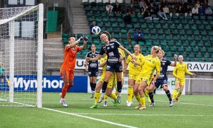 Åland United hade lägen att göra ytterligare mål, bland annat här då Linda Nyman satte huvudet till.<@Fotograf>Amir Karbalaei