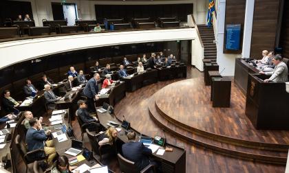 Det blir både dag sex och sju i debatten om förslaget till att slopa sjukkostnadsavdraget i kommunalbeskattningen. Ärendet bordlades under onsdagens debatt och debatten fortsätter på fredag och måndag. <@Fotograf>Daniel Eriksson