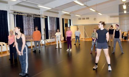 Elzbieta Söderlund, andra från vänster, leder dansen för vuxna på ÅMI. Dansare är Harriet Lundell, Erika Wiklund-Mörn, Tatijana Nasarenko, Olga Rogova, Channa Öhman, Ellinor Mattsson, Nathalie Dragonwitch, Karolina Viltblom, Linda Johansson och Shane Nilsson.@Normal_indrag:<@Fotograf>Nina Eriksson