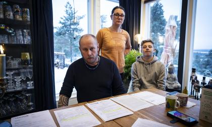 Oliver Westerlund och hans familj har överklagat Traficoms beslut till förvaltningsdomstolen. ”Vi vill veta om myndigheterna har rätt att göra så här. Om det är så, måste något ändras”, säger pappa Jimmy Ström. På bilden syns också mamma Maria Westerlund.