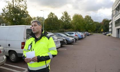 Roger Henriksson, disponent vid landskapsregeringen, förklarar varför parkeringen vid Självstyrelsegården nu behöver reserveras för de anställda i ”borgen”.