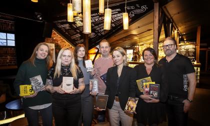 Litteraturdagarnas arrangörer Dace Rudzite, Katja Söderbäck, Victoria Sundblom, Robert Sagulin, Aino Waller, Anna Eklund och Stig Grönlund ser fram emot lördagens litterära efterfest på Indigo då författaren Per Hagman dj_ar.<@Fotograf>Daniel Eriksson@Normal_indrag: