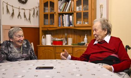 Margit Svenblad och Helena Larson har många gemensamma minnen. Här minns de när Helena klådde Margit i en mjölkningstävling.