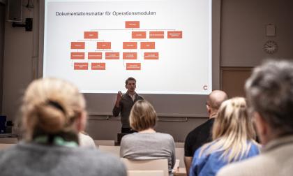 Leo Arksäter från Cambio håller i en workshop för bland annat operationsavdelningen.<@Fotograf>Hülya Tokur-Ehres