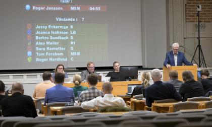 Det skiljer sig rejält mellan stadsfullmäktigeledamöternas närvaro under året. En som varit närvarande vid samtliga möten är Roger Jansson (MSÅ), här i talarstolen.<@Fotograf>Robert Jansson