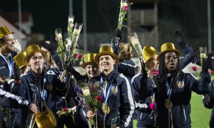 Fotboll, Åland United firas för cupguld och ligaguld, Olivia Mattsson (till vänster), Isabella Mattsson (mitten), Ode Fulutudilu (till höger)