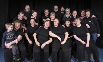 Bakre raden: Peter Wahlbeck (skådespelare), Bengt Hellström (ljud och ljus), Julia Westerberg (regi och koreografi), Kecke Lindblom (skådespelare), Viveca Karlsson (skådespelare), Guy Karlsson (pianist), Edvard Dahlen (ÖSUF:s ordförande), Inger Mörn (kostymör), Josefin Mörn (styrelseledamot i ÖSUF, alltiallo), Veronika Vinberg (styrelseledamot i ÖSUF, alltiallo) och Sofi Ekholm ((styrelseledamot i ÖSUF, projektledare). Främre raden (bara skådespelare): Frans Mörn, Britt-Marie Lindvall, Erika 