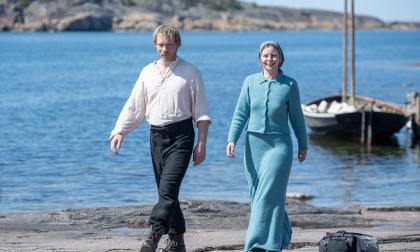 Janne och Maja, spelade av Linus Troedsson och Amanda Jansson under inspelningen av Stormskärs Maja.