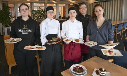 Zaida Engström, Sabina Sjöström, Joanna Sjöholm, Göta Alm-Ellingsworth och Molly Vördgren välkomnar gästerna till övningsrestaurang Hjorten från och med torsdag den 6 mars. 